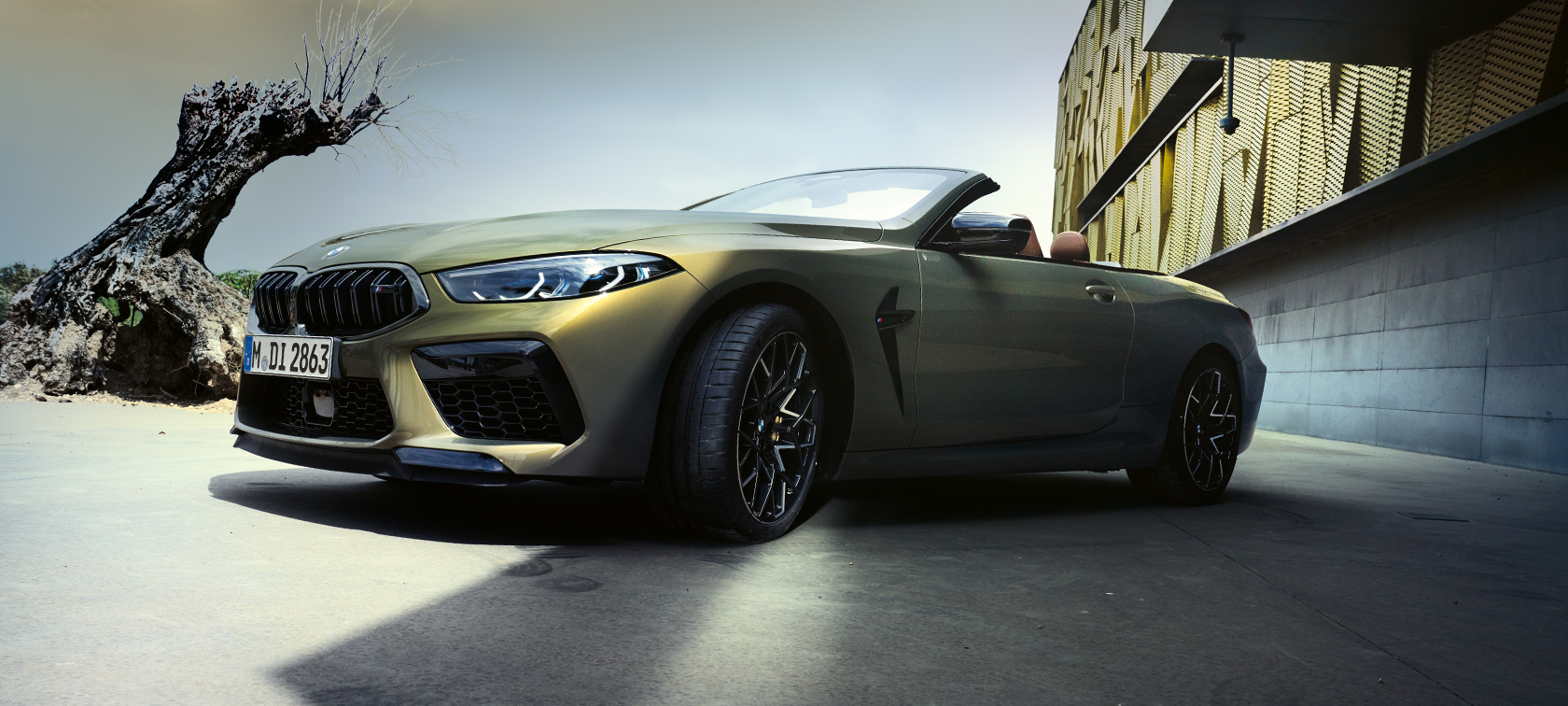 Kolmen neljäsosan näkymä edestä, BMW M8 Competition Cabrio F91 LCI 2022 BMW M8 Competition Cabrio F91 LCI Facelift 2022 BMW Individual Brass metallic, kolmen neljäsosan näkymä edestä sammakkoperspektiivistä