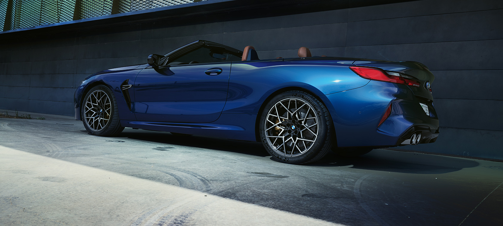 Kolmen neljäsosan näkymä takaa, BMW M8 Cabrio F91 LCI Facelift 2022 BMW M8 Cabrio F91 LCI Facelift 2022 BMW Individual -metalliväri Tanzanite Blue, kolmen neljäsosan näkymä takaa