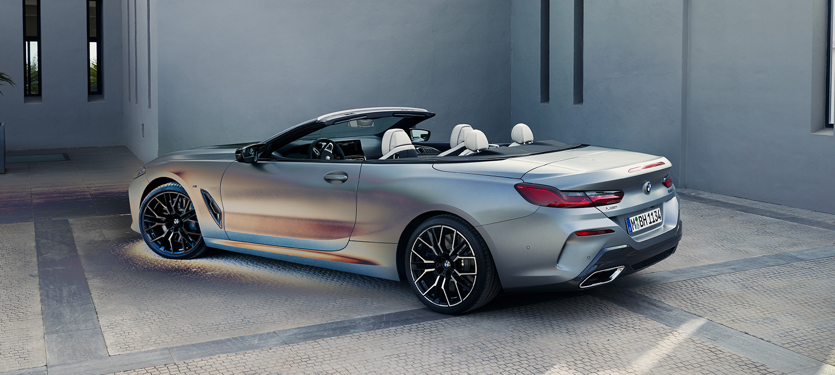 Kolmen neljäsosan näkymä takaa, BMW M850i xDrive Cabrio G14 LCI Facelift 2022 BMW M850i xDrive Cabrio G14 LCI Facelift 2022 BMW Individual Frozen Pure Grey metallic, kolmen neljäsosan näkymä pysähtyneenä olevan auton takaa