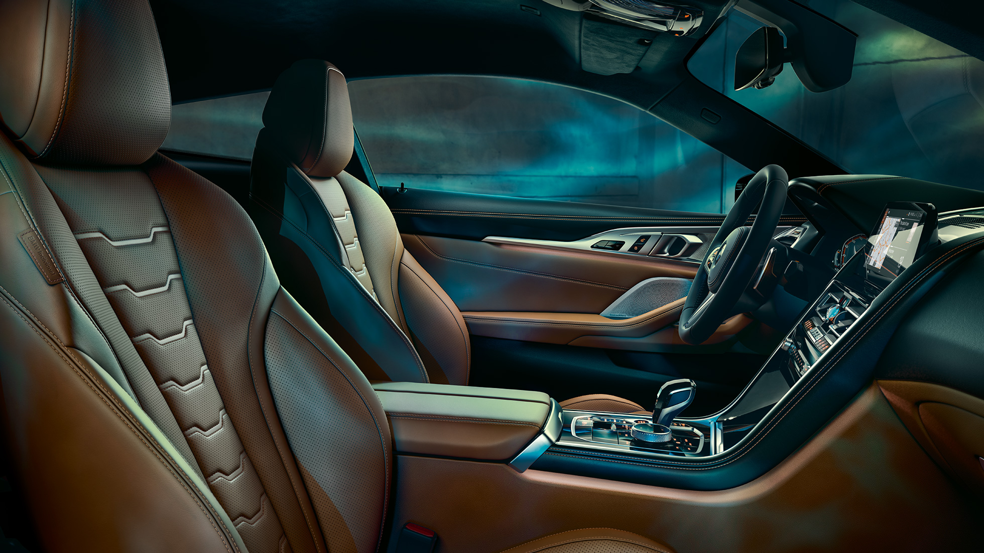 BMW M850i xDrive Coupé, sisätila. BMW M850i xDrive Coupé, sisätila, jonka monisäätöistuimissa laajennettu BMW Individual -nahkaverhoilu 'Merino' Tartufo/Musta.