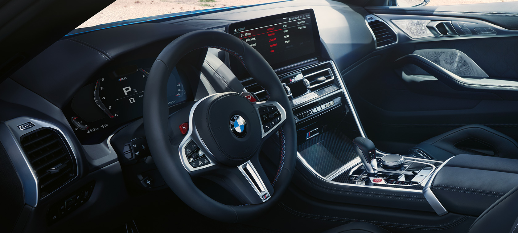 Nahkainen M-ohjauspyörä BMW M8 Competition Coupé F92 LCI Facelift 2022 ohjaamo BMW M8 Competition Coupé F92 LCI Facelift 2022 ohjaamo monitoiminäyttö nahkainen M-ohjauspyörä