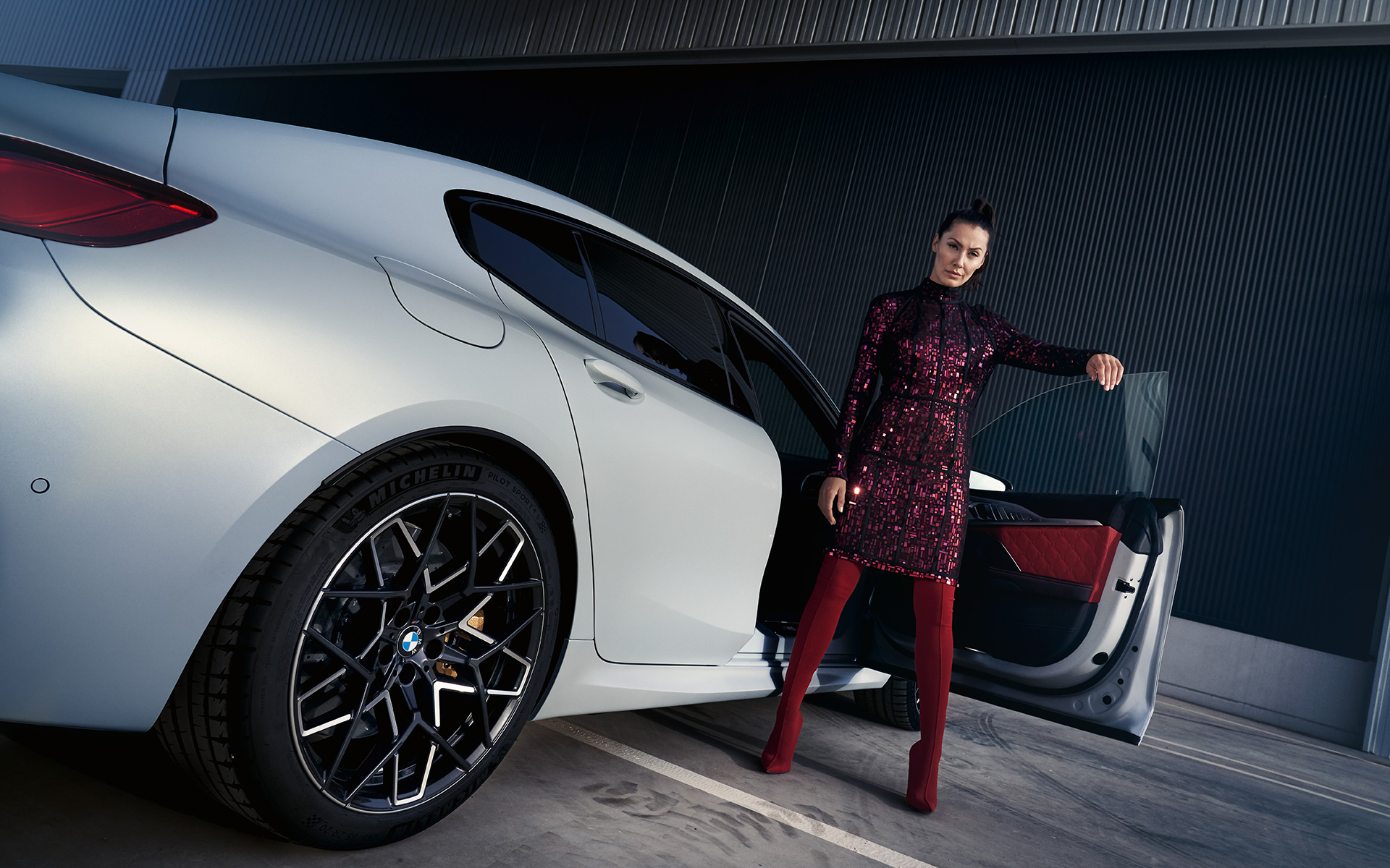 BMW M8 Competition Gran Coupé F93 LCI Facelift 2022 BMW Individual Frozen Brilliant White -metalliväri 3/4-näkymä takaa, sammakkoperspektiivimallina