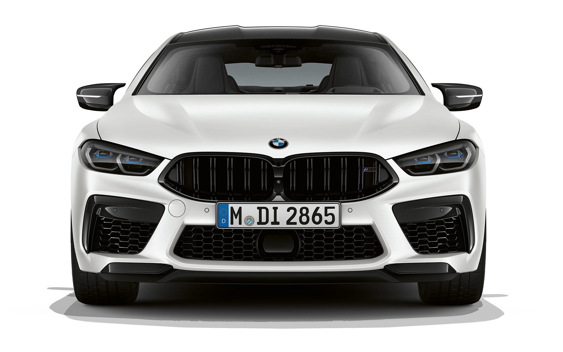 BMW M8 Competition Gran Coupé F93 LCI Facelift 2022 BMW Individual Frozen Brilliant White -metalliväri näkymä keulasta