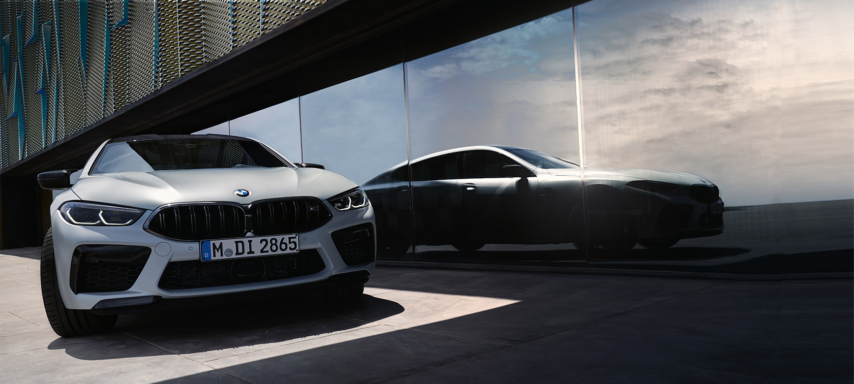 Näkymä edestä BMW M8 Competition Gran Coupé F93 LCI Facelift 2022 BMW M8 Competition Gran Coupé F93 LCI Facelift 2022 BMW Individual BMW Individual Frozen Brilliant White -metalliväri näkymä keulasta, siluetin heijastus ikkunan etuosassa