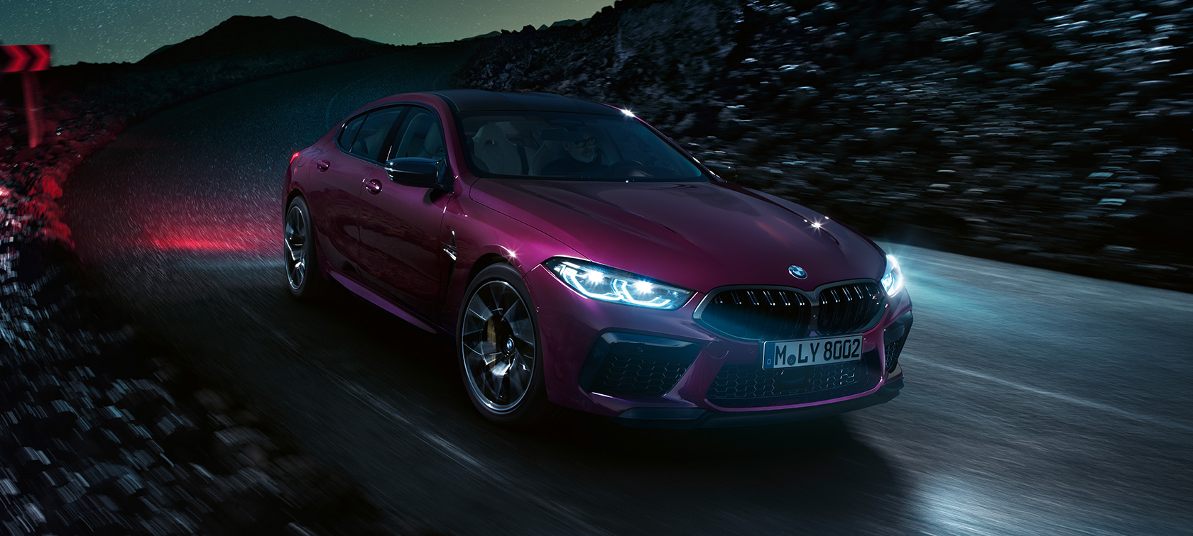 BMW M8 Competition Gran Coupé, 3/4-näkymä keulasta BMW M8 Competition Gran Coupé F93 2020 BMW Individual -metalliväri Ametrin, 3/4-näkymä yöllä liikkeellä olevan auton keulasta