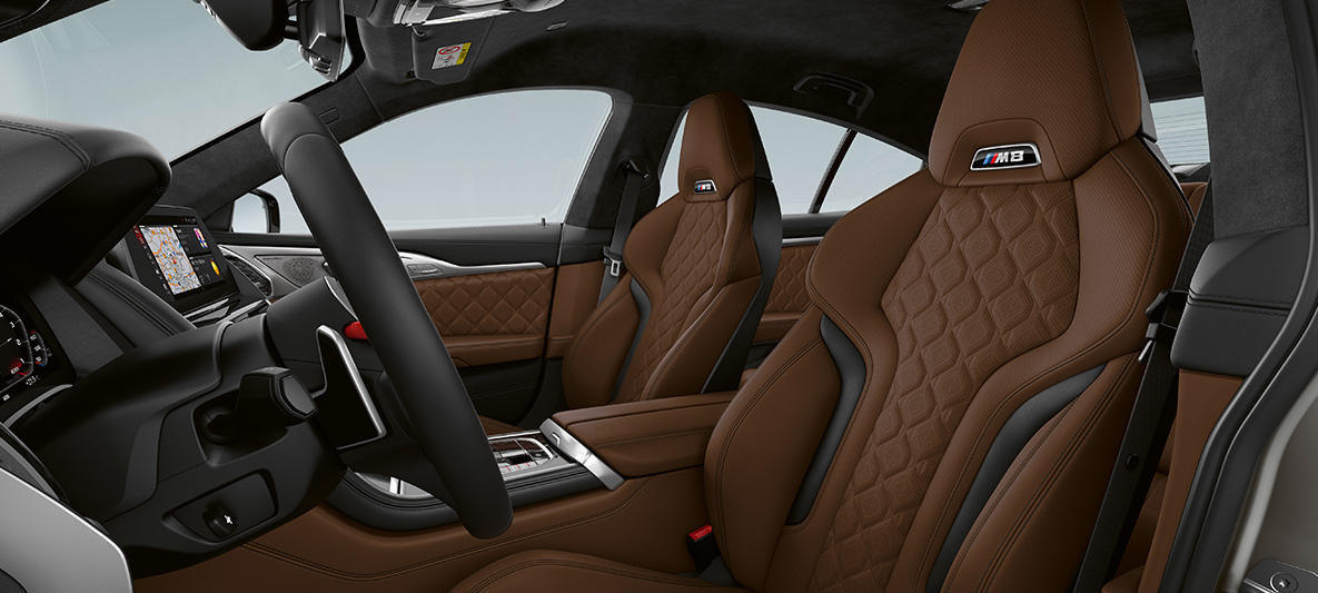 M-urheiluistuimet, joissa Merino-nahkaverhoilu, BMW M8 Gran Coupé M-urheiluistuimet, joissa M8-logo ja Merino-nahkaverhoilu, BMW M8 Gran Coupé F93 2020, sisätila