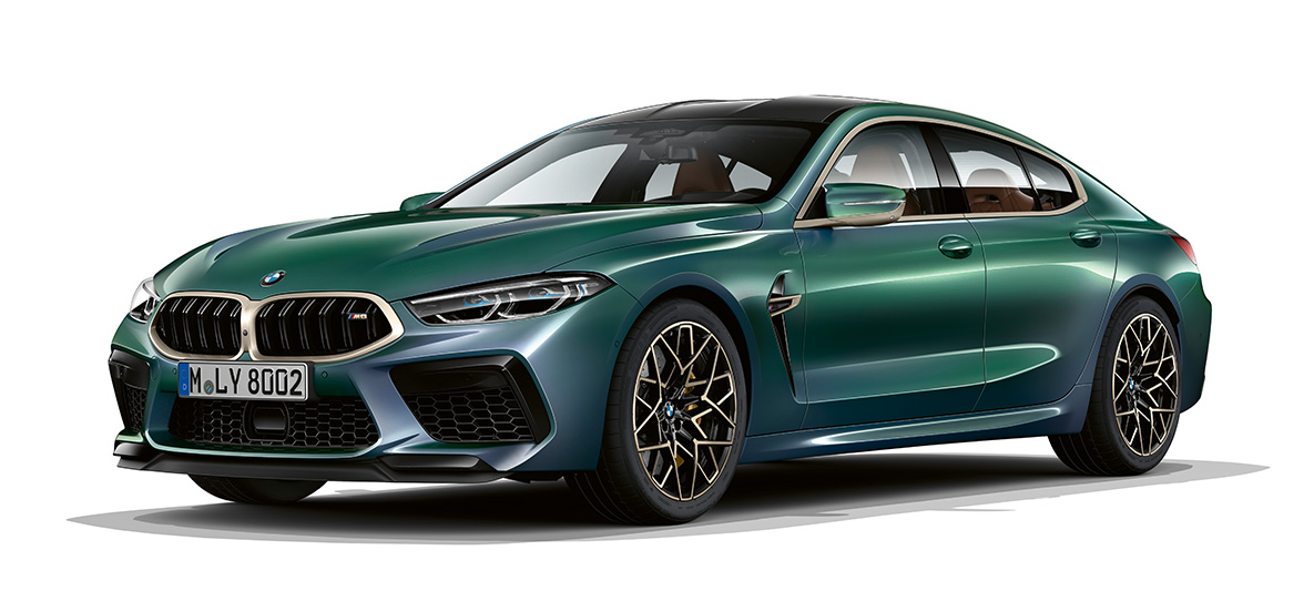 BMW M8 Gran Coupé First Edition, 3/4-näkymä keulasta BMW M8 Gran Coupé First Edition F93 2020 BMW Individual -metalliväri Aurora Diamond Green, 3/4-näkymä keulasta