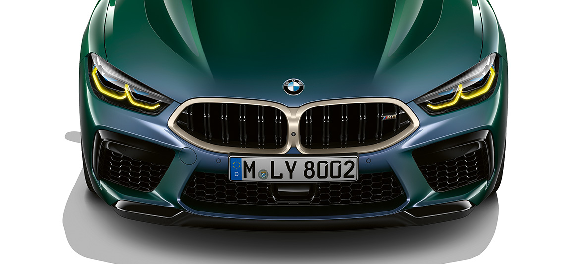 BMW M8 Gran Coupé First Edition, näkymä keulasta BMW M8 Gran Coupé First Edition F93 2020 BMW Individual -metalliväri Aurora Diamond Green, näkymä keulasta