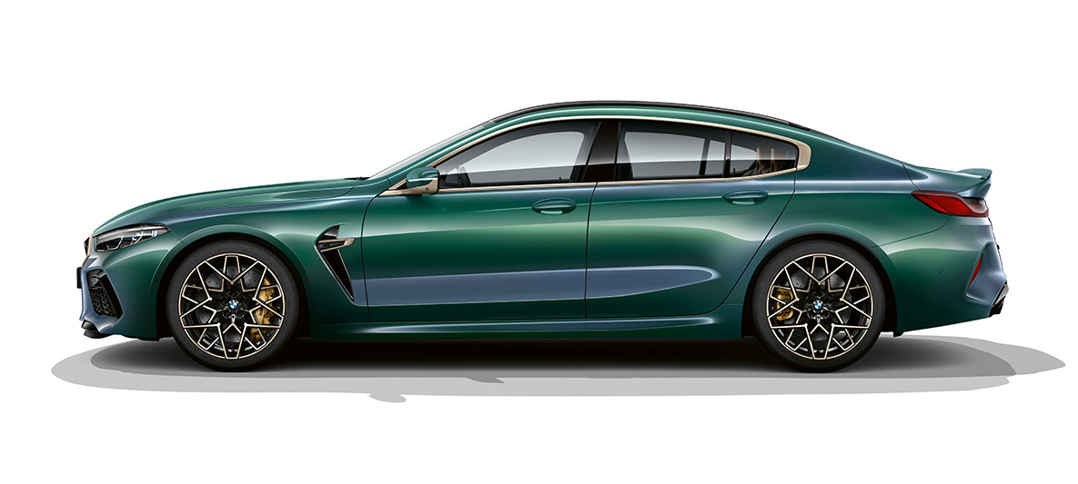 BMW M8 Gran Coupé First Edition, sivunäkymä BMW M8 Gran Coupé First Edition F93 2020 BMW Individual -metalliväri Aurora Diamond Green, sivunäkymä