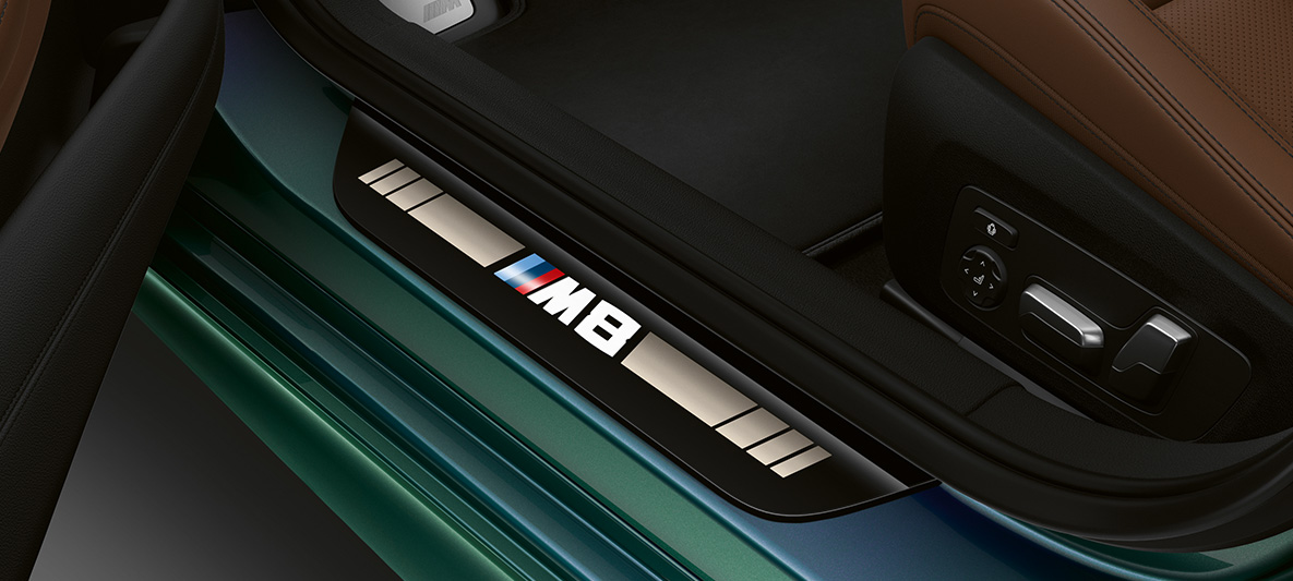 Kynnyslista, BMW M8 Gran Coupé First Edition Kynnyslista, jossa M8-logo, BMW M8 Gran Coupé First Edition F93 2020 BMW Individual -metalliväri Aurora Diamond Green, sisätila