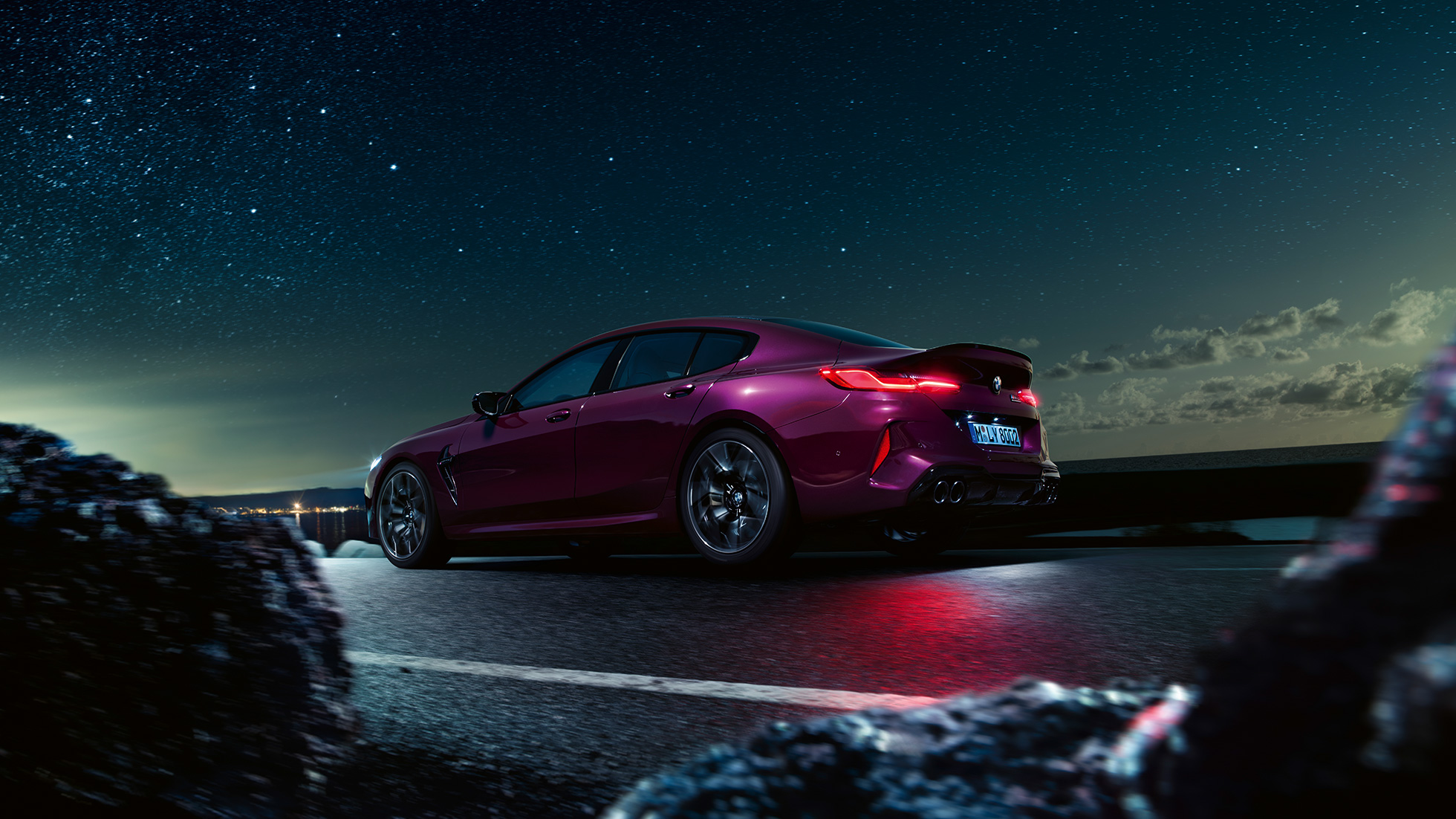 BMW M8 Competition Gran Coupé, 3/4-näkymä perästä sammakkoperspektiivistä BMW M8 Competition Gran Coupé F93 2020 BMW Individual -metalliväri Ametrin, 3/4-näkymä perästä sammakkoperspektiivistä