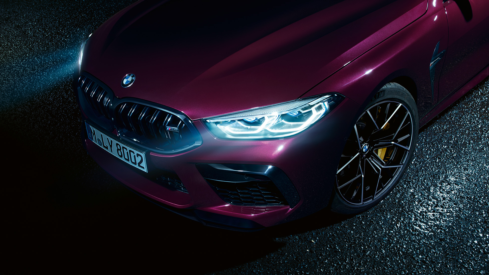 BMW M8 Competition Gran Coupé, lähikuva edestä sivulta BMW M8 Competition Gran Coupé, jossa BMW-laserajovalot, F93 2020 BMW Individual -metalliväri Ametrin, lähikuva edestä sivulta