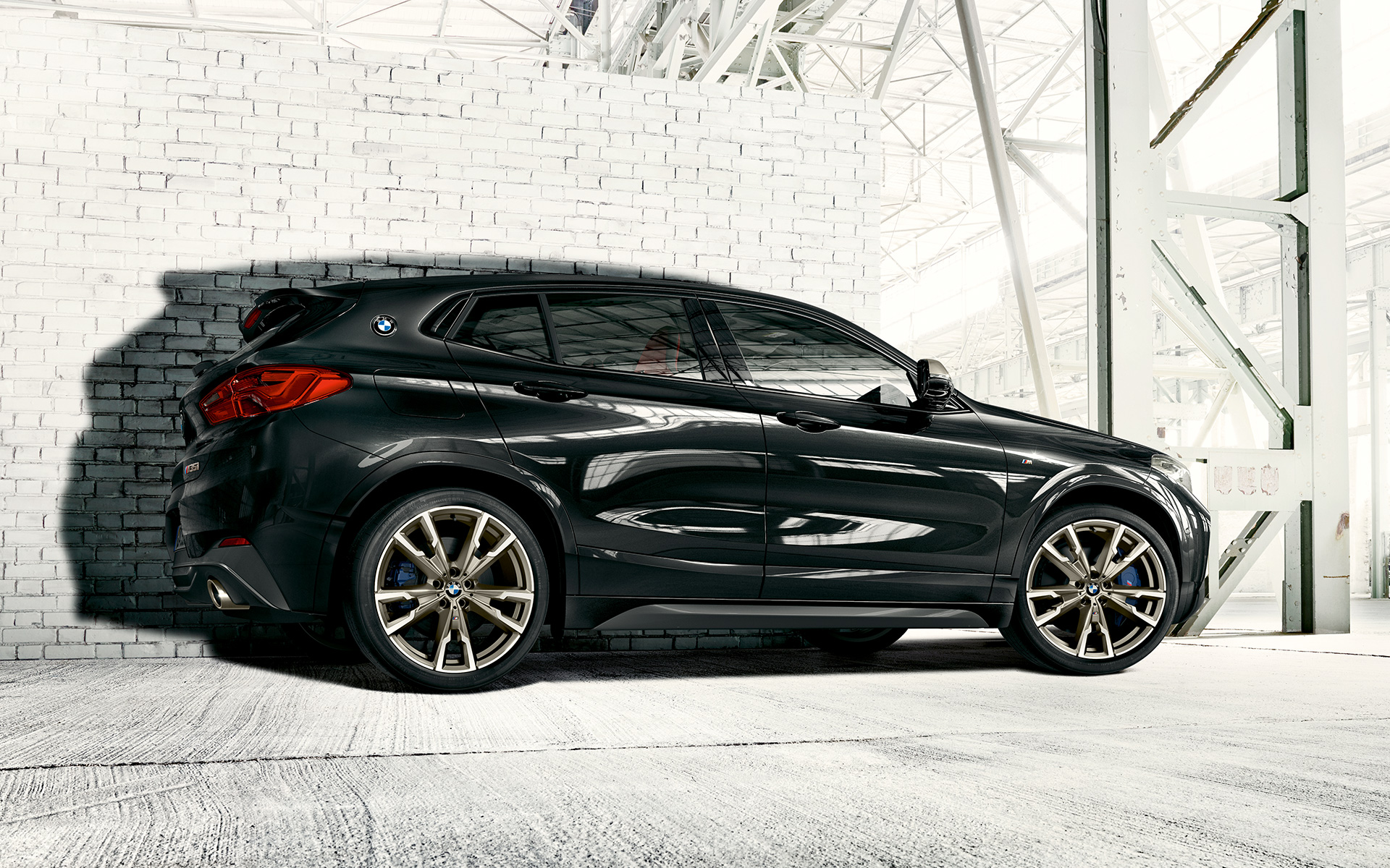 M kevytmetallivanteet, BMW X2 M35i (F39) metalliväri Black Sapphire, sivukuva pysähdyksissä olevasta autosta
