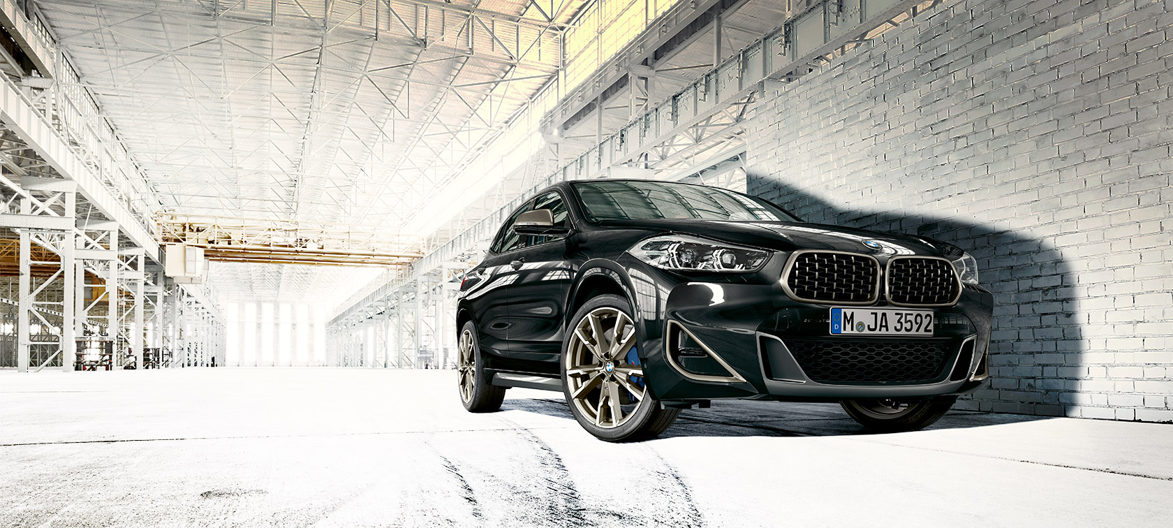 Sammakkoperspektiivi, BMW X2 M35i (F39) metalliväri Black Sapphire