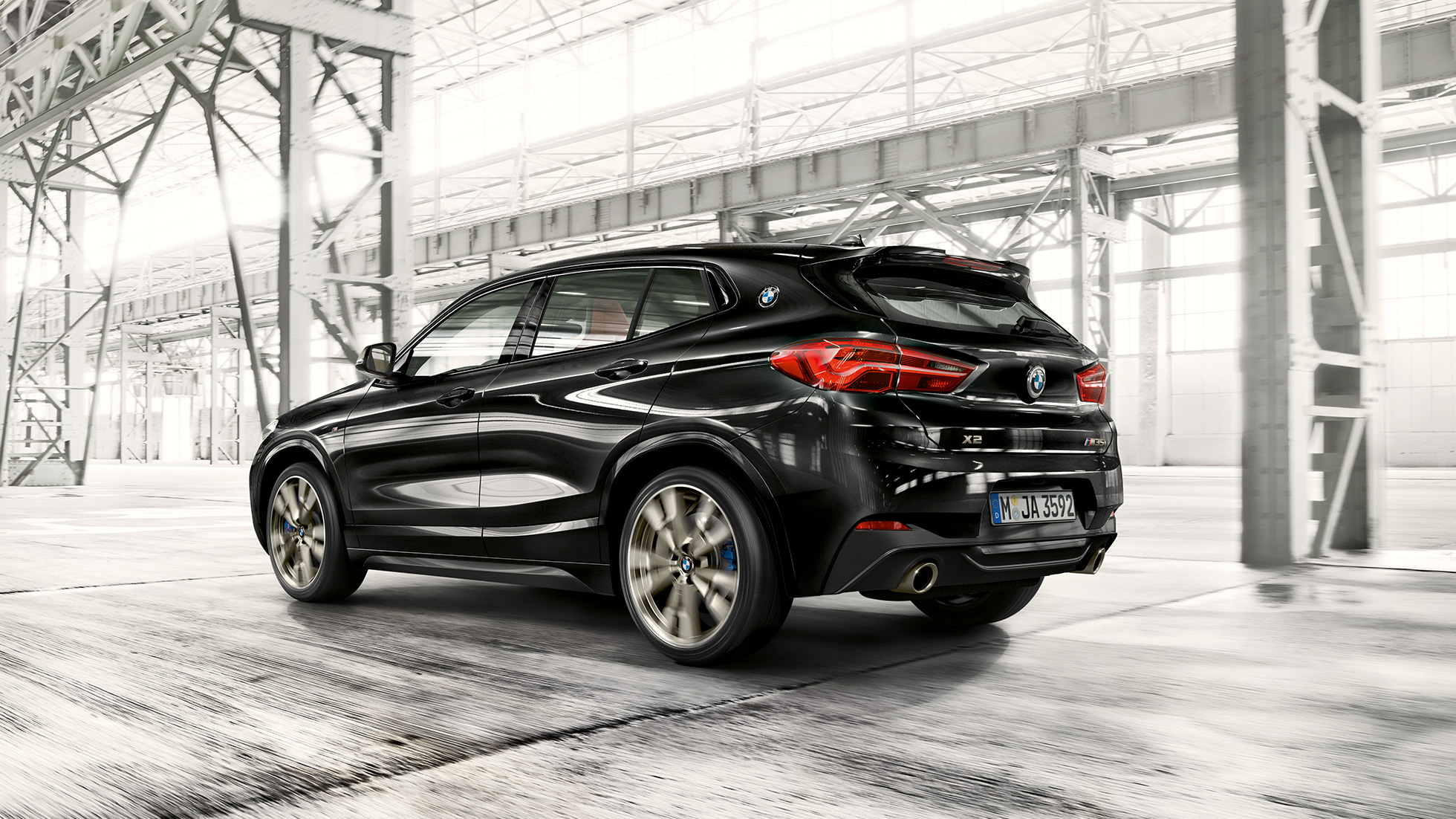 Ajodynamiikka BMW X2 M35i Ajodynamiikka BMW X2 M35i Metalliväri Black Sapphire F39 2018 kolmen neljäsosan näkymä perästä