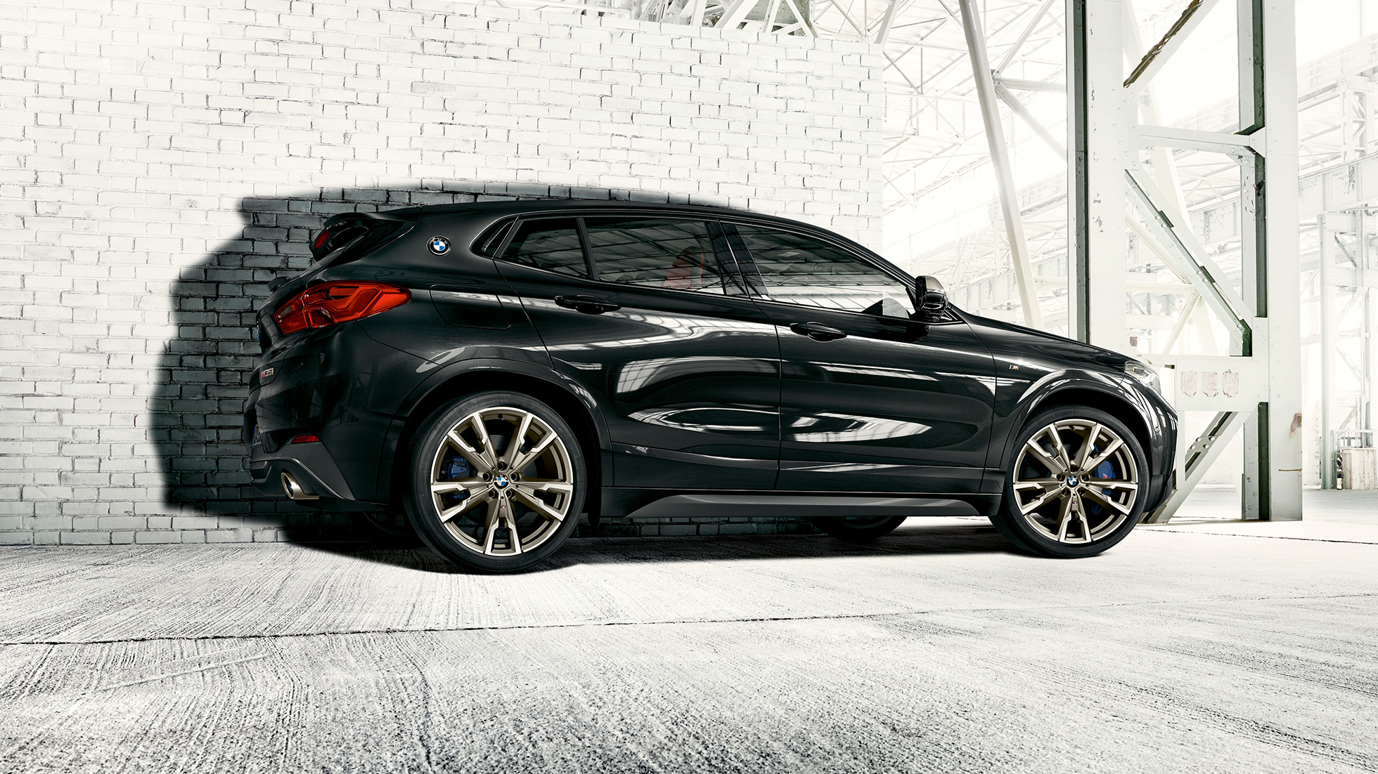 Ulkopuoli BMW X2 M35i Ulkopuoli BMW X2 M35i Metalliväri Black Sapphire F39 sivunäkymä