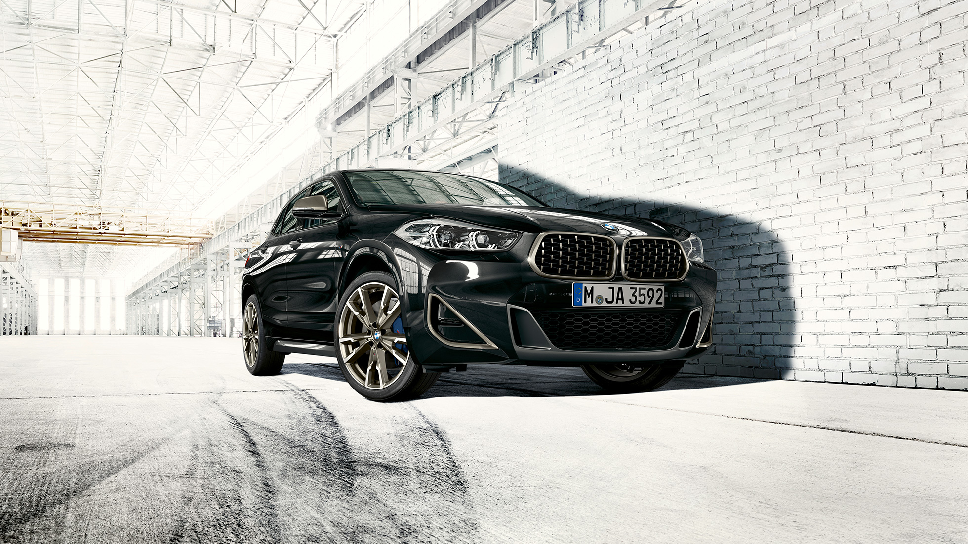 Kaksiosainen jäähdyttimensäleikkö BMW X2 M35i BMW kaksiosainen jäähdyttimensäleikkö BMW X2 M35i metalliväri Black Sapphire F39 kolmen neljäsosan näkymä edestä