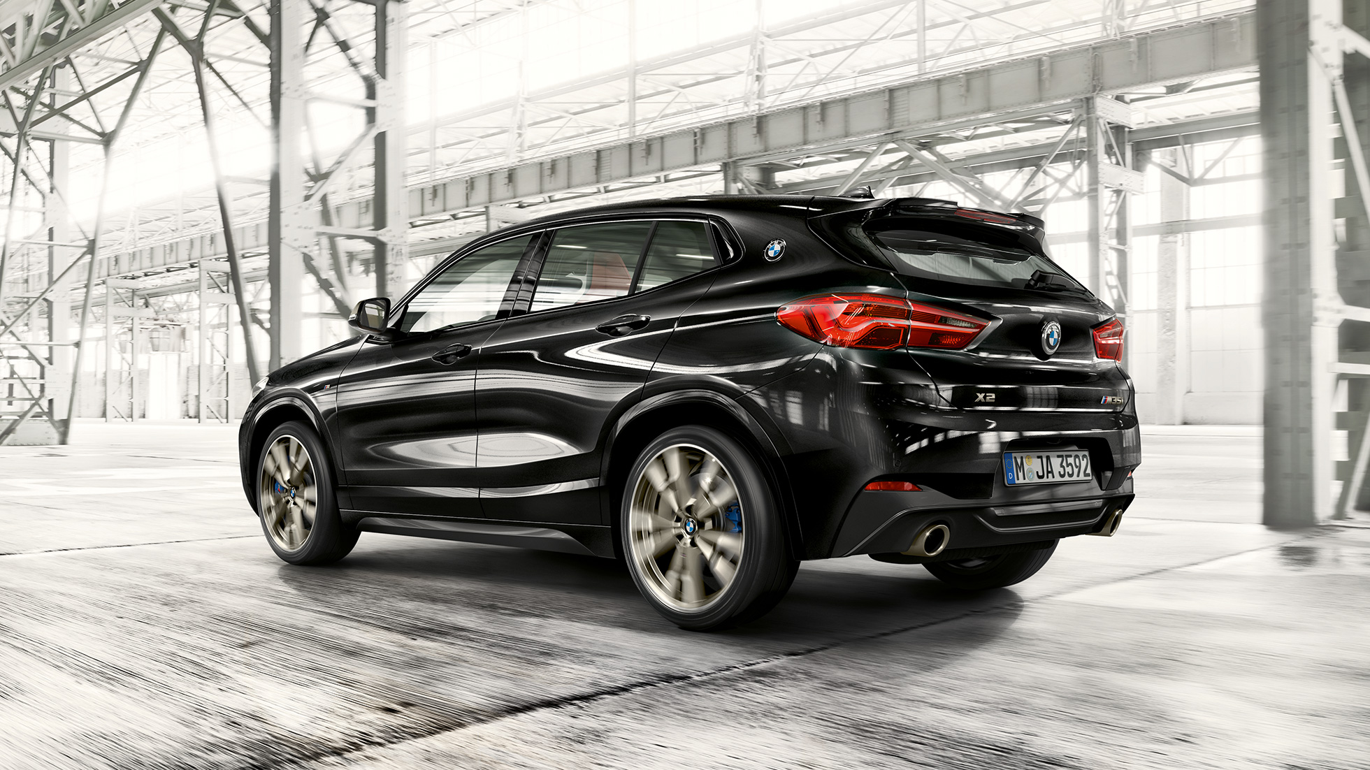 M-takaspoileri BMW X2 M35i M-takaspoileri BMW X2 M35i metalliväri Black Sapphire F39 kolmen neljäsosan näkymä perästä