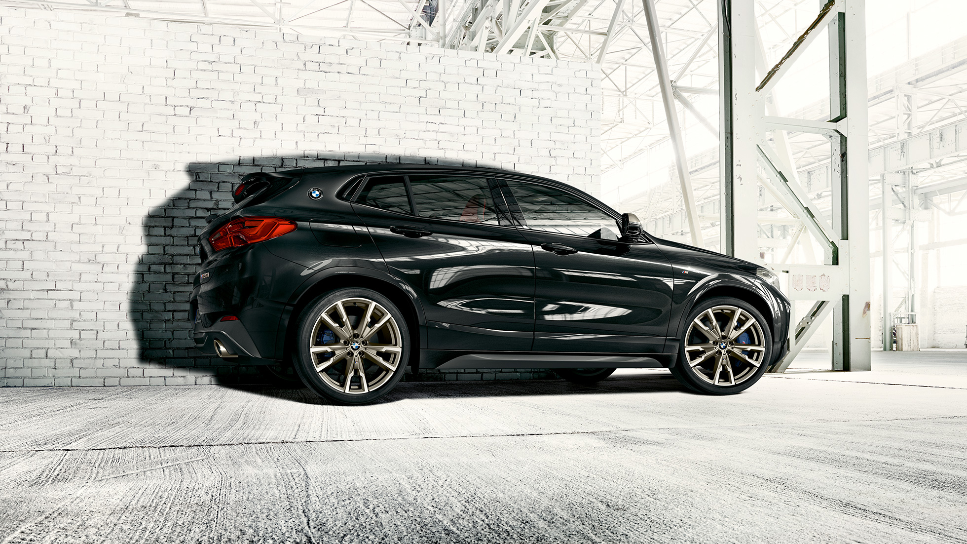 M-kevytmetallivanteet BMW X2 M35i M-kevytmetallivanteet BMW X2 M35i metalliväri Black Sapphire F39 sivunäkymä