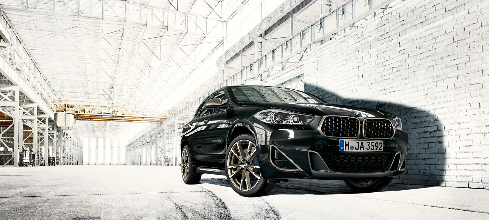 Sammakkoperspektiivi BMW X2 M35i Sammakkoperspektiivi BMW X2 M35i Metalliväri Black Sapphire F39 2018