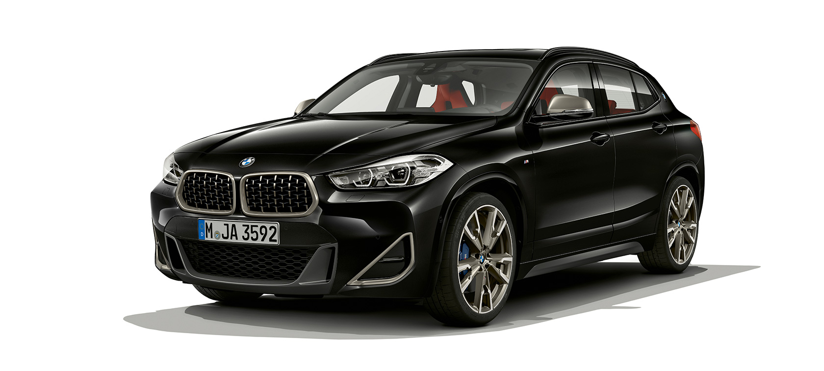 Kolmen neljäsosan näkymä edestä, BMW X2 BMW X2 M35i F39 Kolmen neljäsosan näkymä edestä BMW X2 M35i 2018 F39 metalliväri Black Sapphire