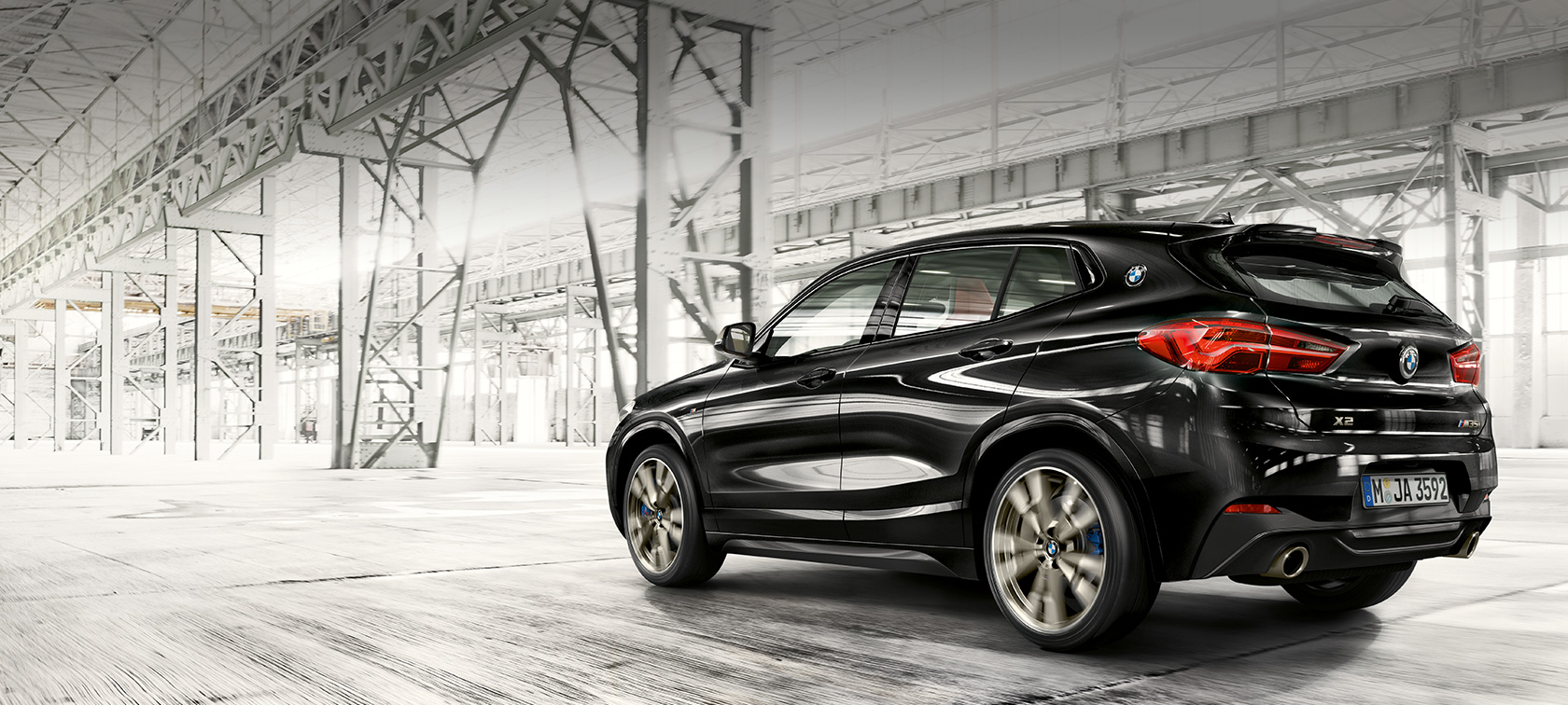 Kolmen neljäsosan näkymä perästä BMW X2 M35i BMW X2 M35i metalliväri Black Sapphire F39 kolmen neljäsosan näkymä perästä