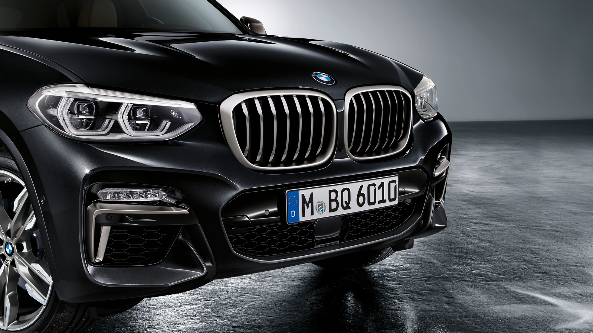 BMW X3 M40i ja BMW X3 M40d, etuosa. BMW X3 M40i ja BMW X3 M40d, metalliväri Sapphire Black, ulkopuoli, etuosa ja sen Cerium Grey -väriset muotoiluelementit.