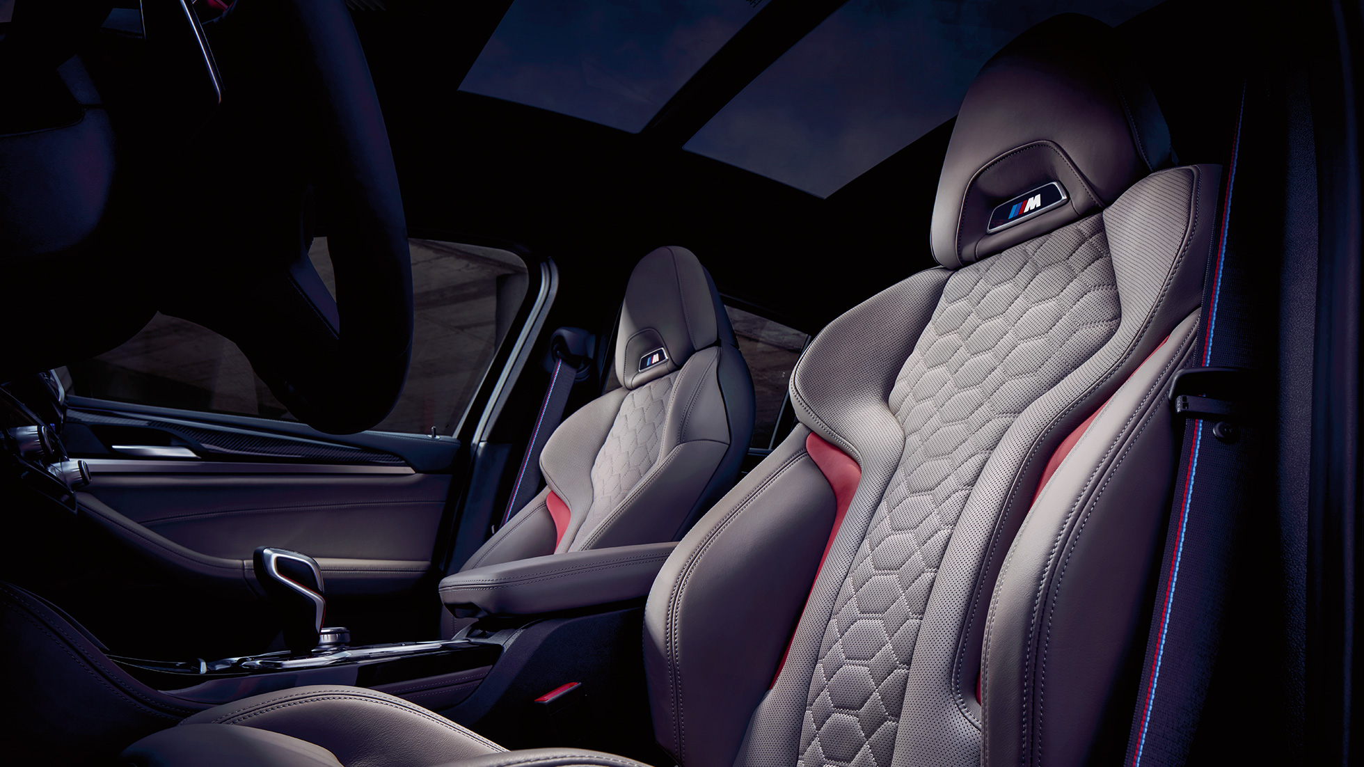 BMW X4 M Competition, M-urheiluistuimet. BMW X4 M Competition, sisäosat, Merino-nahkaiset M-urheiluistuimet, Adelaide Grey.