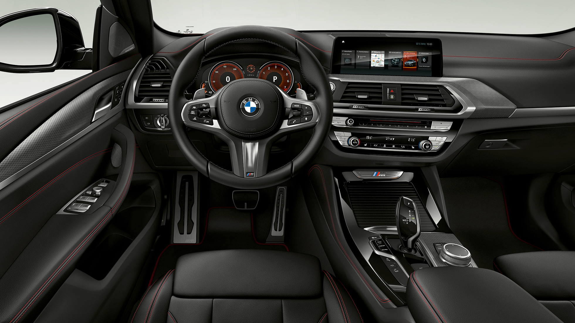 BMW X4 M40i ja BMW X4 M40d, ohjaamo. BMW X4 M40i ja BMW X4 M40d, sisätila, ohjaamo jossa urheiluistuimet ja nahkainen M-ohjauspyörä.