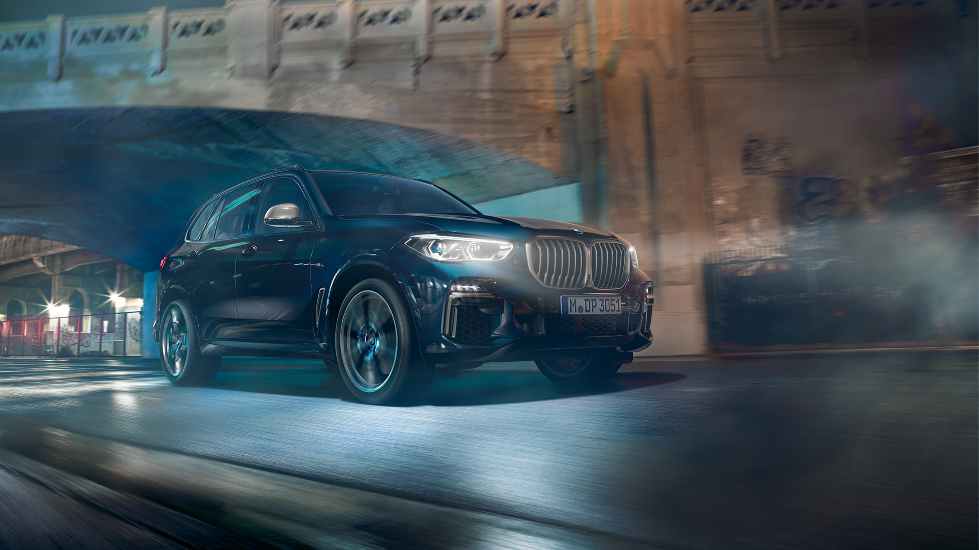BMW X5 M50i, jossa 8-sylinterinen M TwinPower Turbo -bensiinimoottori BMW X5 M50i, jossa 8-sylinterinen M TwinPower Turbo -bensiinimoottori, G05 Carbon Black -metalliväri, 3/4-sivunäkymä