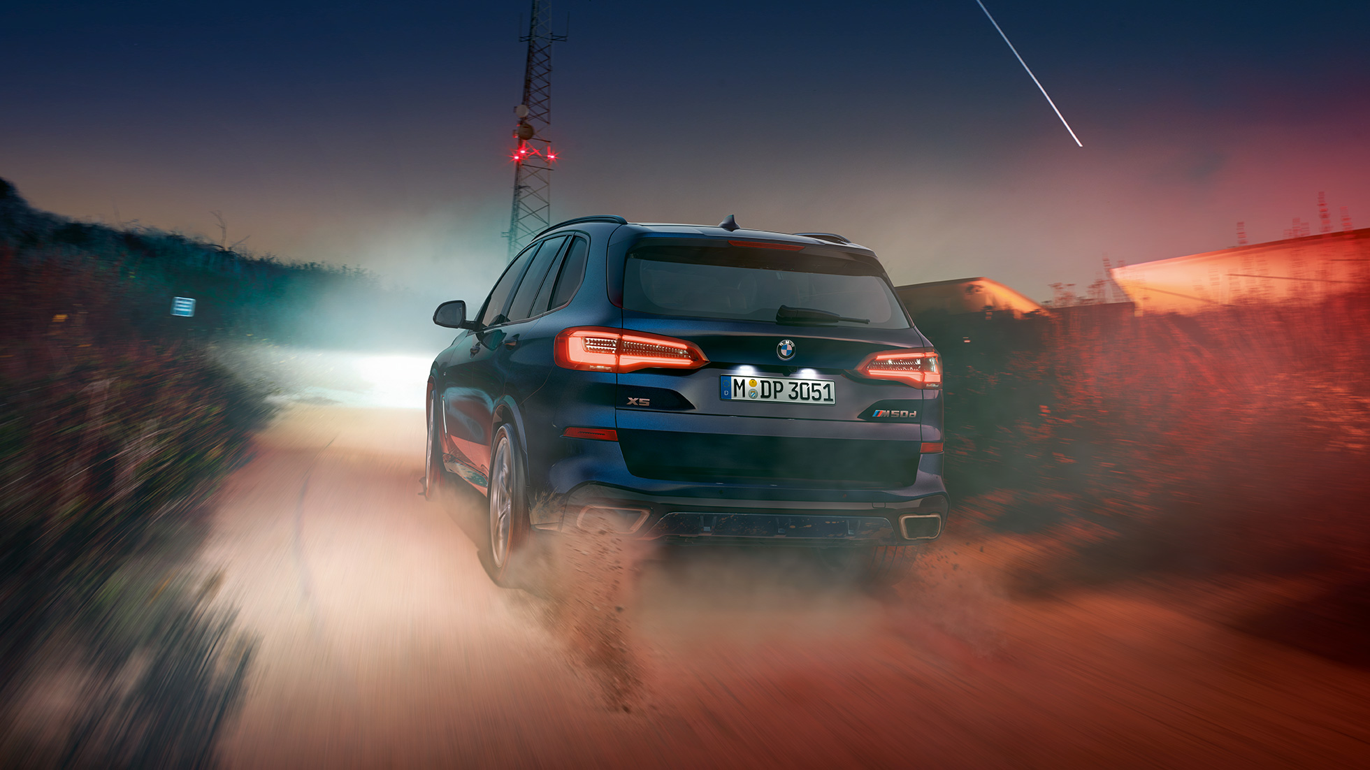 BMW X5 M50d, jossa 6-sylinterinen M TwinPower Turbo - dieselmoottori BMW X5 M50d, jossa 6-sylinterinen M TwinPower Turbo - dieselmoottori, G05 Carbon Black -metalliväri, näkymä perästä