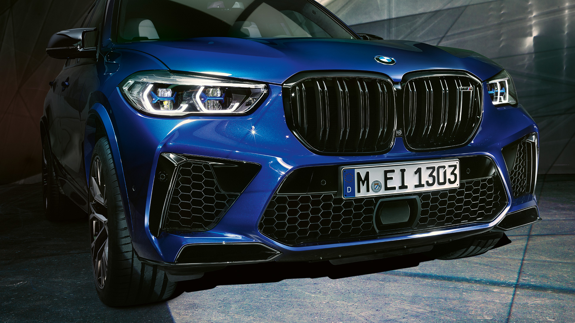 Kaksiosainen M-jäähdyttimensäleikkö, BMW X5 M Competition Kaksiosainen M-jäähdyttimensäleikkö, BMW X5 M Competition F95 Marina Bay Blue -metalliväri, lähikuva keulasta