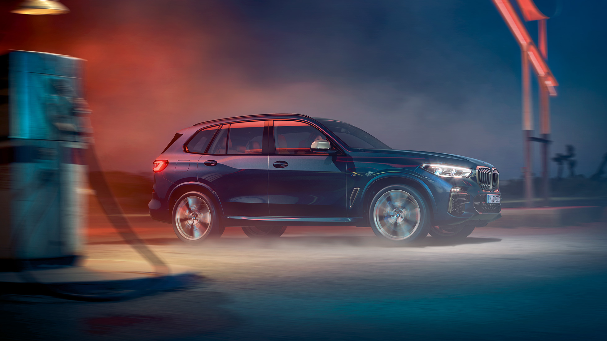 BMW X5 M50i ja M50d, sivunäkymä BMW X5 M50i ja M50d G05, joissa M-kevytmetallivanteet, Carbon Black -metalliväri, sivunäkymä