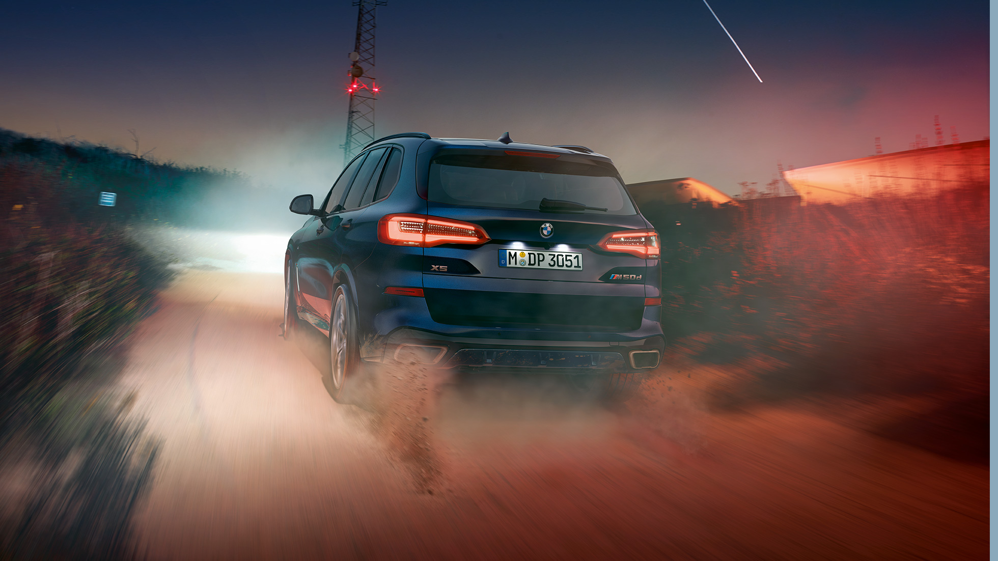 BMW X5 M50d, näkymä perästä BMW X5 M50d, jossa M-kattospoileri, G05 Carbon Black -metalliväri, näkymä perästä