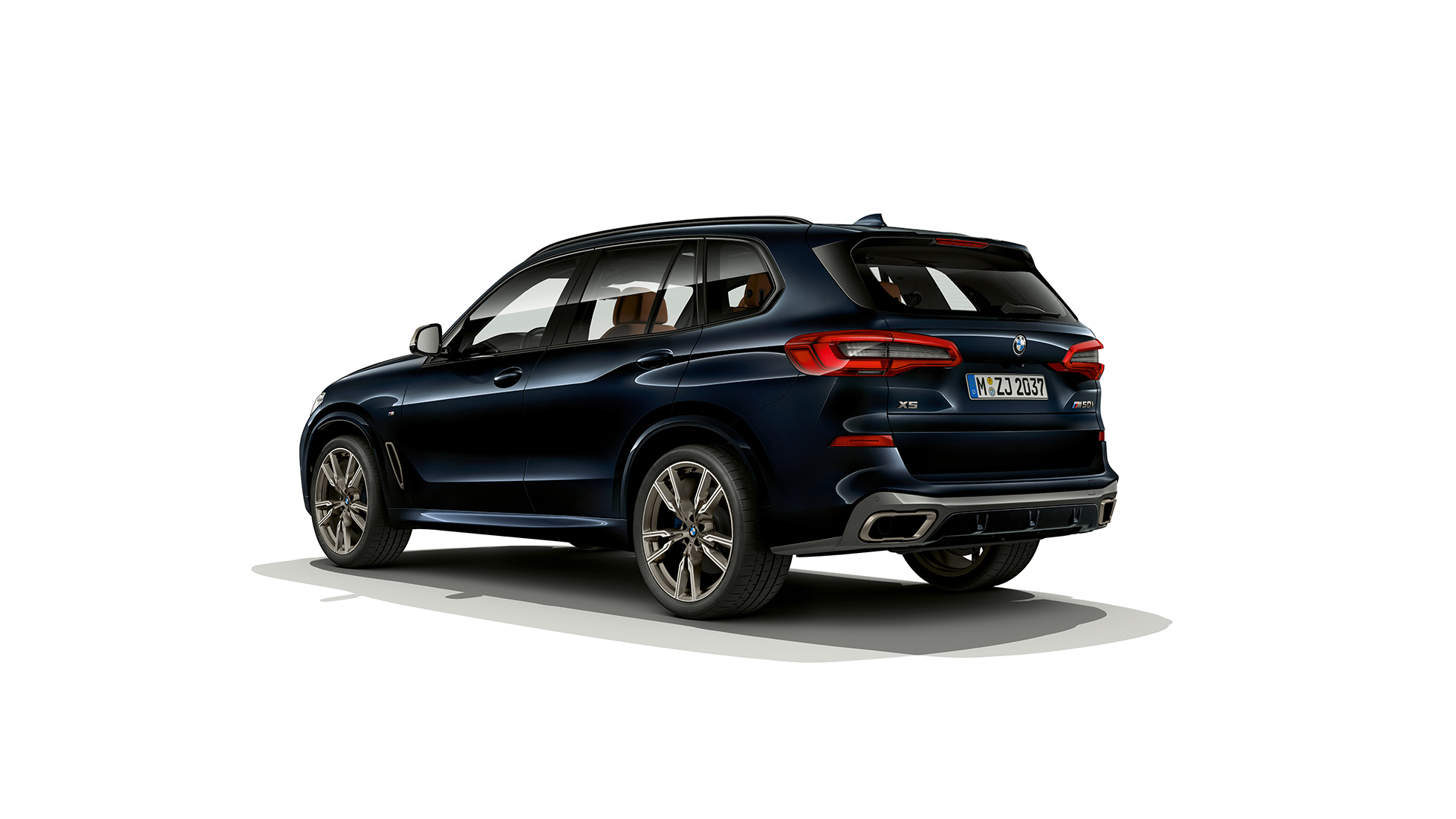 BMW X5 M50d, jossa 6-sylinterinen M TwinPower Turbo - dieselmoottori BMW X5 M50d, jossa 6-sylinterinen M TwinPower Turbo - dieselmoottori, G05 Carbon Black -metalliväri, näkymä perästä