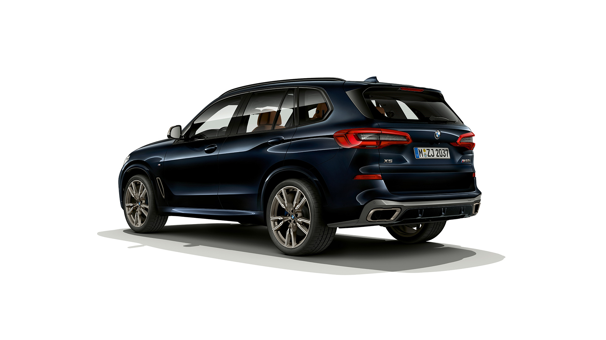 BMW X5 M50d, näkymä perästä BMW X5 M50d, jossa M-kattospoileri, G05 Carbon Black -metalliväri, näkymä perästä