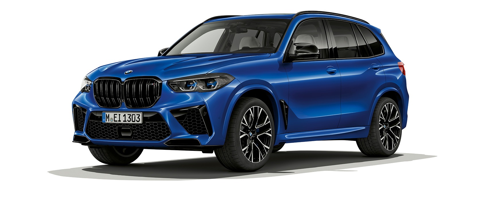 BMW X5 M Competition, kolmen neljäsosan näkymä edestä katsottuna, F95 BMW X5 M Competition F95 2020 SUV metalliväri Marina Bay Blue, kolmen neljäsosan näkymä edestä katsottuna