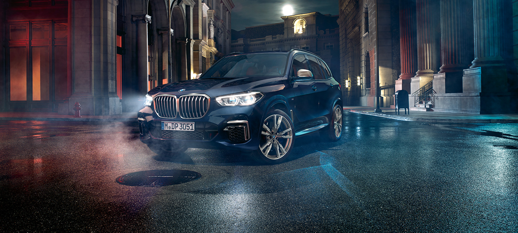 BMW X5 M50i ja M50d, kolmen neljäsosan näkymä edestä katsottuna, G05 BMW X5 M50i ja M50d G05 2018 metalliväri Carbon Black, kolmen neljäsosan näkymä edestä katsottuna