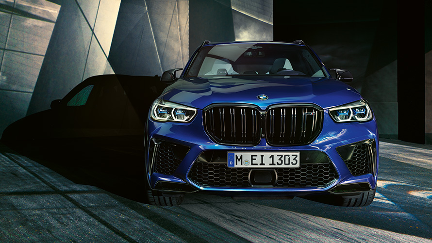 BMW X5 M Competition F95, tekniset tiedot BMW X5 M Competition F95 2020 SUV metalliväri Marina Bay Blue edestä katsottuna, tekniset tiedot
