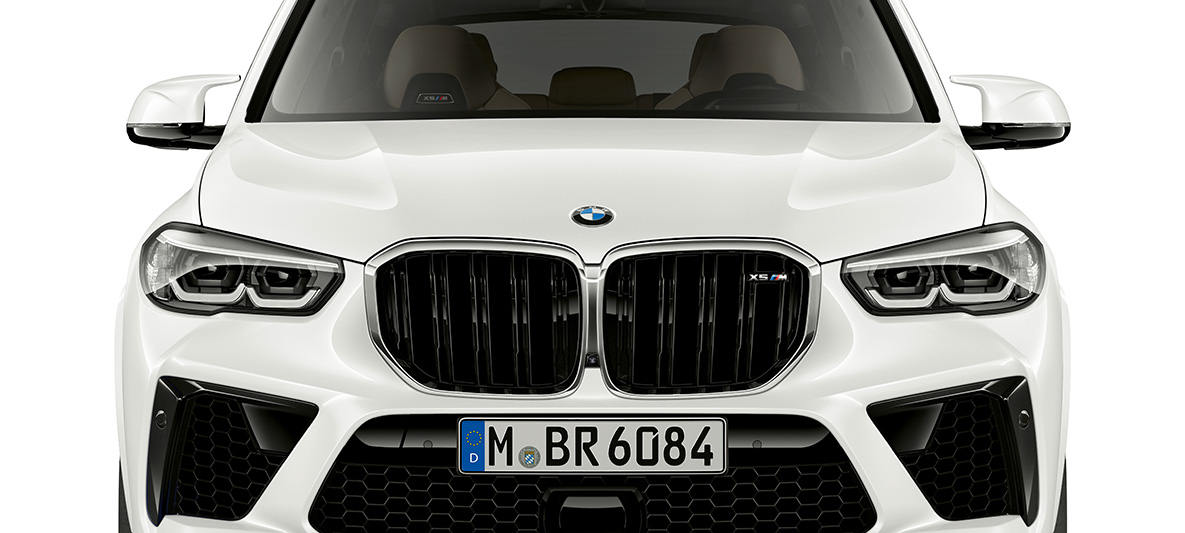 Keula, BMW X5 M F95 M jäähdyttimen säleikkö, BMW X5 M Mineral White F95 2020 SUV edestä katsottuna