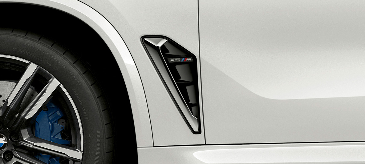 M ilmasäleiköt, BMW X5 M F95 M ilmasäleiköt, BMW X5 M Mineral White F95 2020 SUV, lähikuva