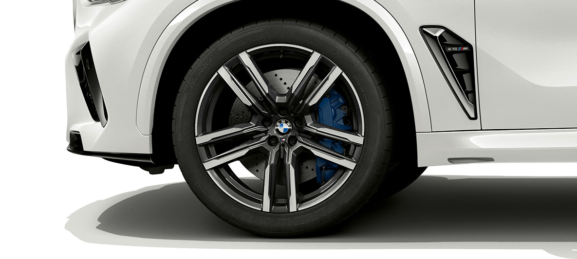 21 tuuman M kevytmetallivanteet Bicolor Orbit Grey, BMW X5 M F95 21 tuuman M kevytmetallivanteet Bicolor Orbit Grey, BMW X5 M Mineral White F95 2020 SUV, lähikuva