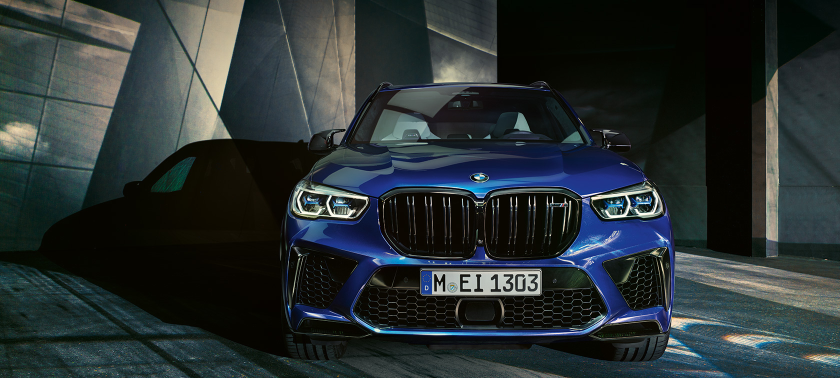 BMW X5 M Competition F95 edestä katsottuna BMW X5 M Competition metalliväri Marina Bay Blue F95 edestä katsottuna
