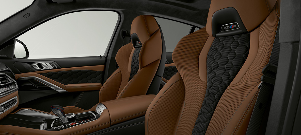 M-monisäätöistuimet, BMW X6 M M-monisäätöistuimet, joissa X6 M -logo, BMW X6 M Competition F96 2020, sisätila