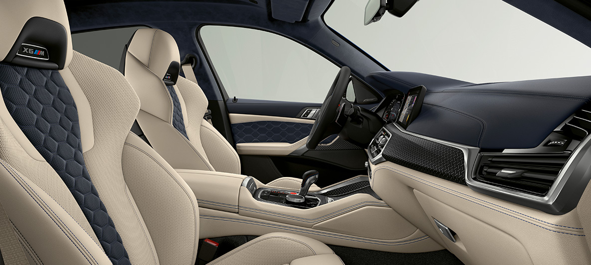 BMW X6 M Individual F96 2020, sisätila BMW X6 M Individual F96 2020, sisätila, M-monisäätöistuimet, joissa X6 M -logo
