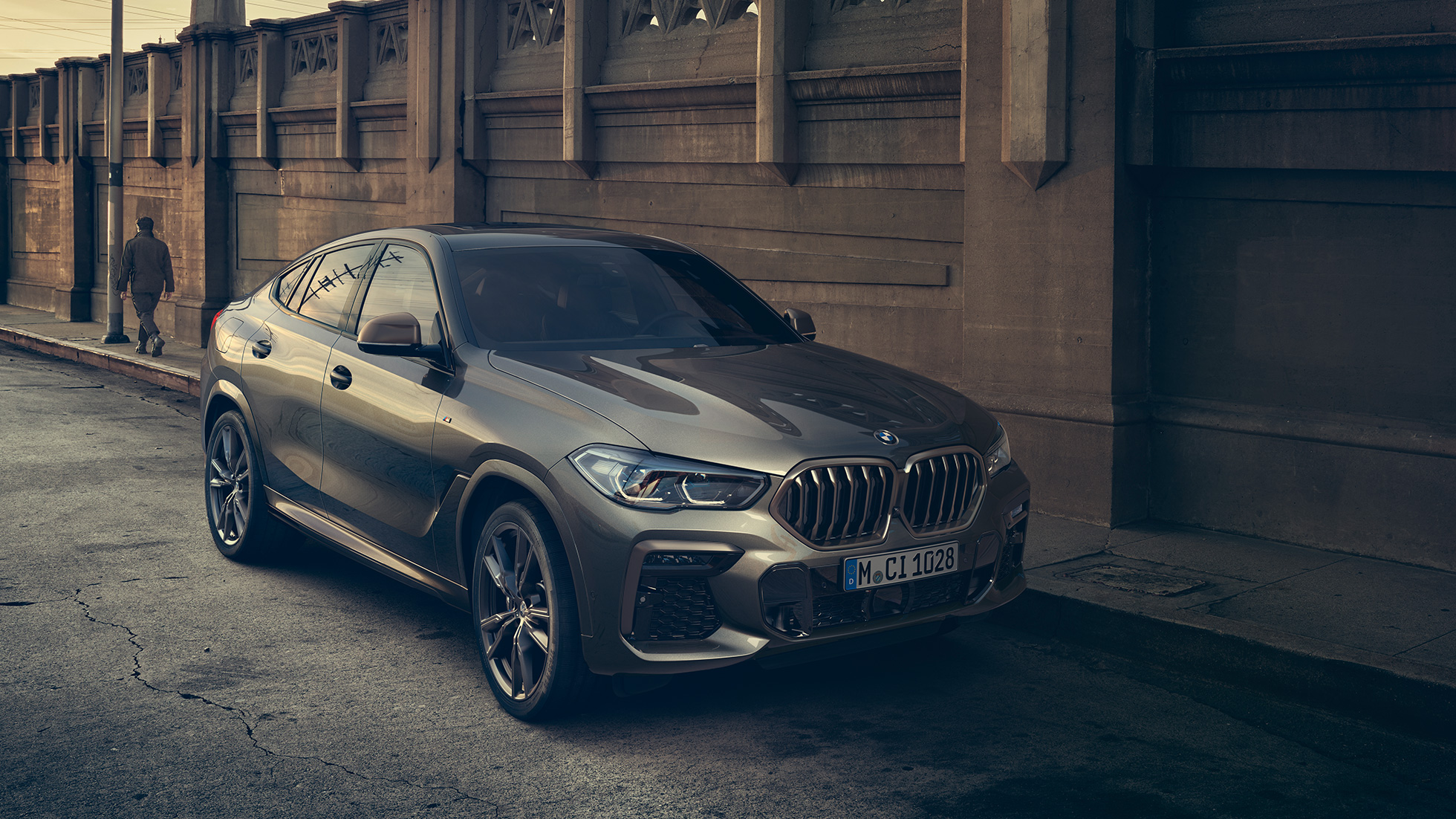 BMW X6 M50i, jossa 8-sylinterinen M TwinPower Turbo -bensiinimoottori BMW X6 M50i, jossa 8-sylinterinen M TwinPower Turbo -bensiinimoottori, G06 Manhattan-metalliväri, 3/4-sivunäkymä