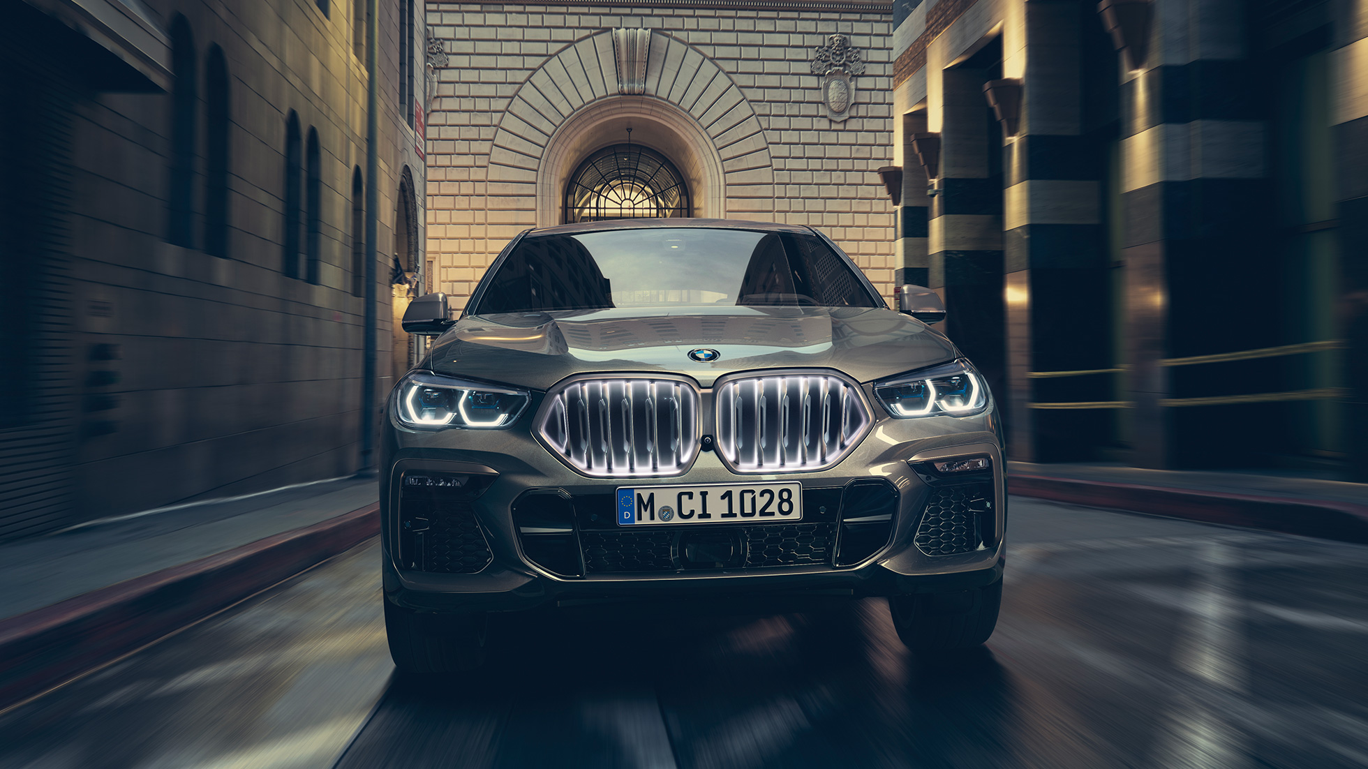BMW X6 M50d, jossa 6-sylinterinen M TwinPower Turbo - dieselmoottori BMW X6 M50d, jossa 6-sylinterinen M TwinPower Turbo - dieselmoottori, G06 Manhattan-metalliväri, näkymä keulasta