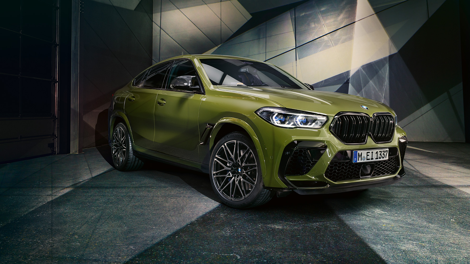 Kaksiosainen M-jäähdyttimensäleikkö, BMW X6 M Competition Kaksiosainen BMW-jäähdyttimensäleikkö, BMW X6 M Competition F96 BMW Individual -erikoisväri Urban Green, 3/4-näkymä keulasta