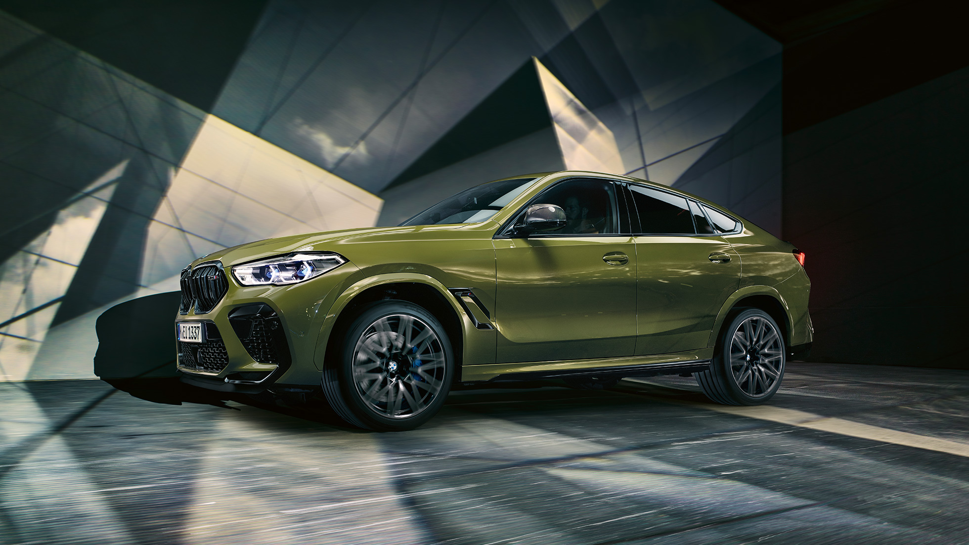BMW X6 M Competition, sivunäkymä BMW X6 M Competition, jossa M-kevytmetallivanteet, F96 BMW Individual -erikoisväri Urban Green, sivunäkymä