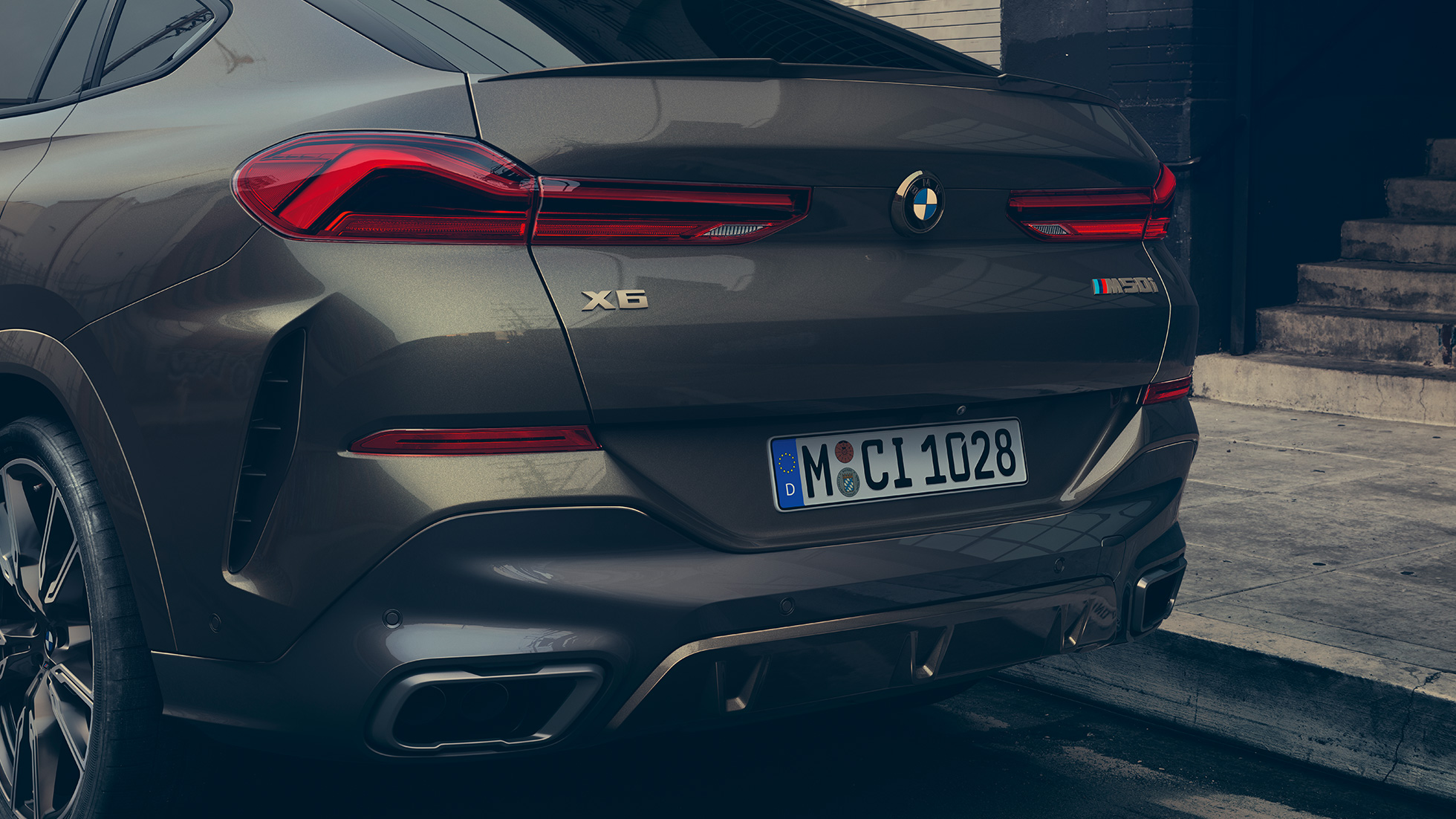 BMW X6 M50i, näkymä perästä Lähikuva BMW X6 M50i:n perästä